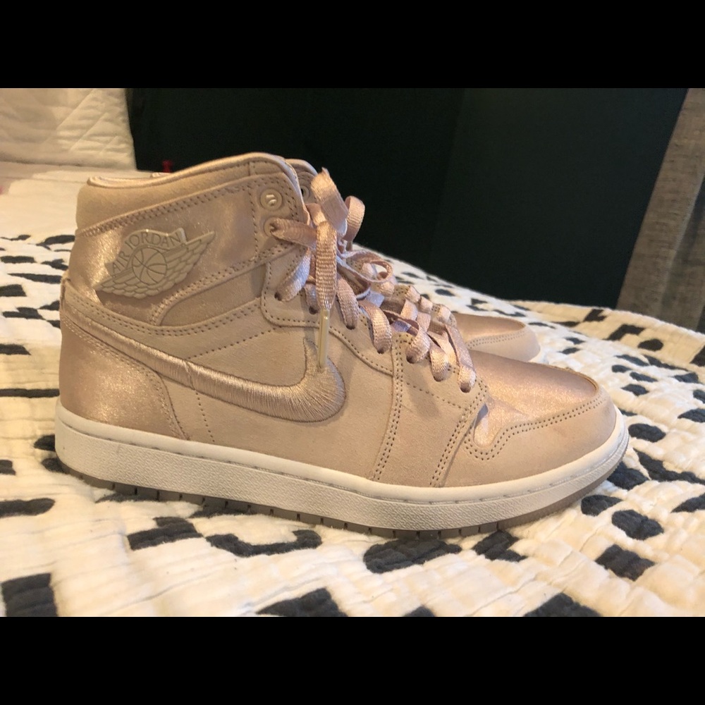 SOLD OUT: Women’s Air Jordan 1 Retro High NEW - Picture 2 of 7